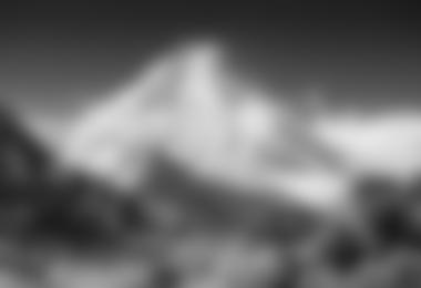 Der Manaslu, 8163 m, erhebt sich majestätisch über dem Kloster von Lho. (Foto: Planet Watch)